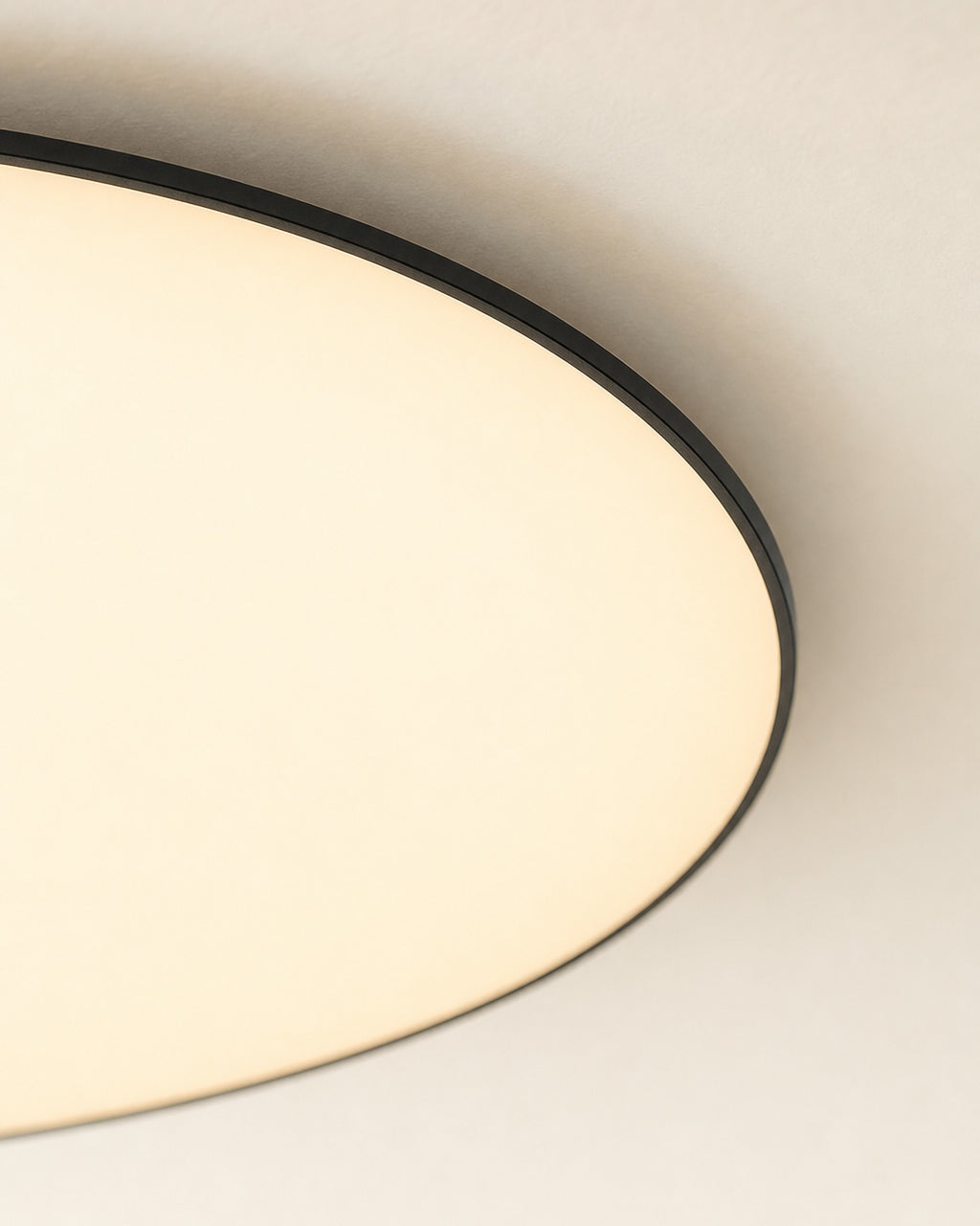 Close-up of the Quasso slim black rim and warm frosted glow